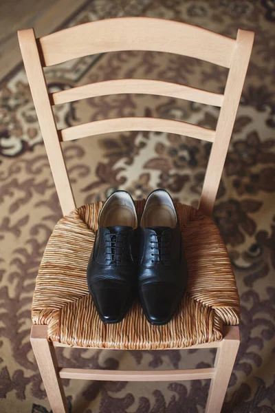 Scarpe da uomo su una sedia. La vista dall'alto . — Foto Stock