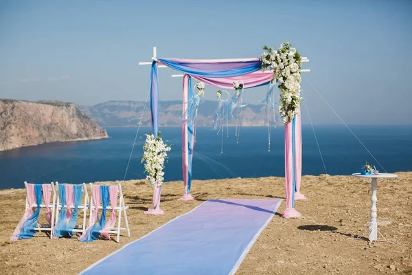 Bröllop båge rosa färg på bakgrunden av havet. — Stockfoto