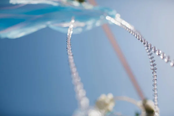 Bruidsboog roze kleur op de achtergrond van de zee. — Stockfoto