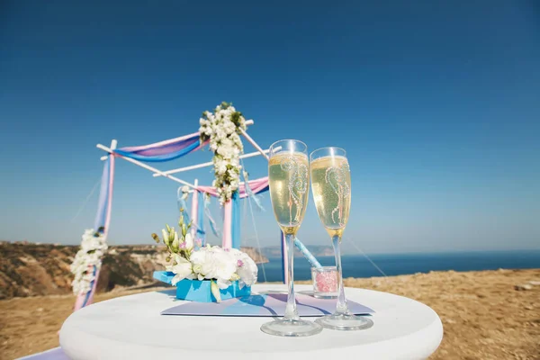 Matrimonio arco colore rosa sullo sfondo del mare . — Foto Stock