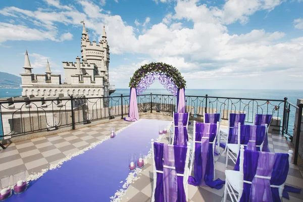 Bröllop båge av lila färg på bakgrunden av havet. — Stockfoto