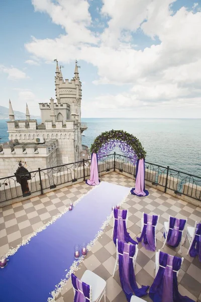 Bröllop båge av lila färg på bakgrunden av havet. — Stockfoto
