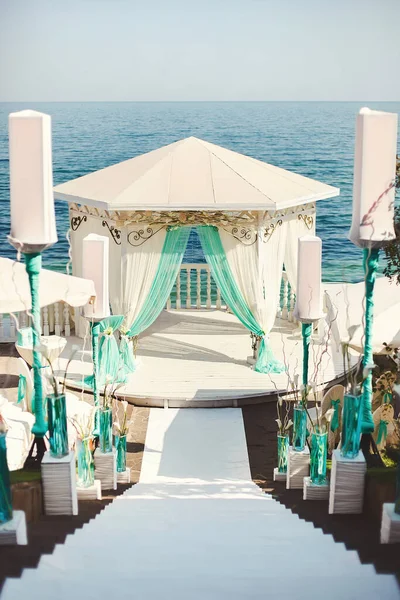 Bröllop arch i Tiffany färg på stranden. — Stockfoto