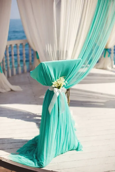 Bröllopsbåge på stranden. Ön. Havet. Ceremoni. — Stockfoto