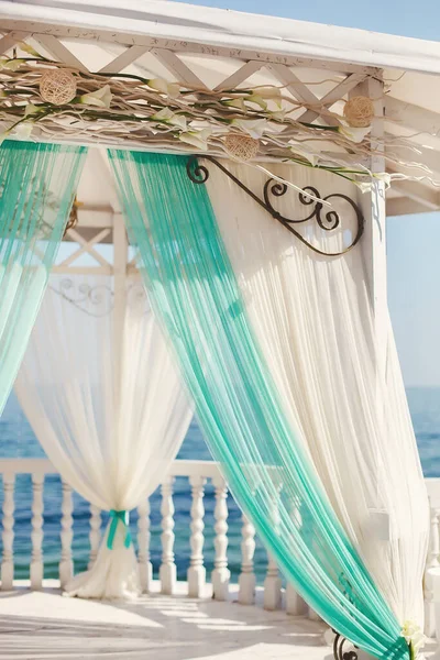 Pelengkung pernikahan di Tiffany warna di pantai . — Stok Foto