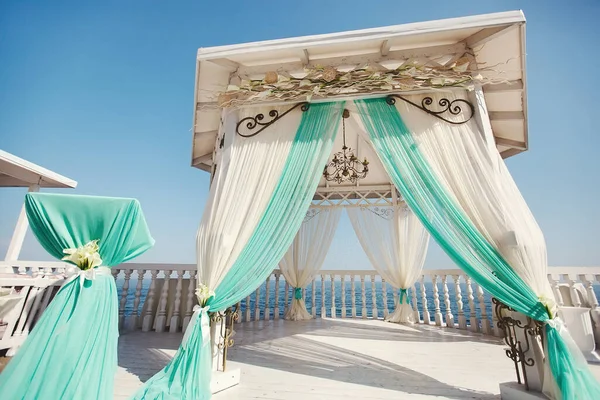 Bröllop arch i Tiffany färg på stranden. — Stockfoto