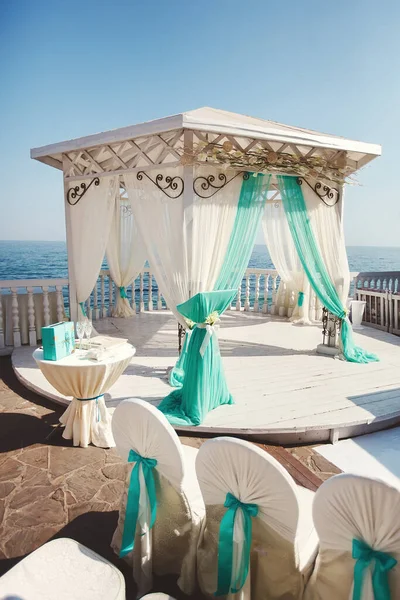 Arco da sposa in colore Tiffany sulla spiaggia . — Foto Stock