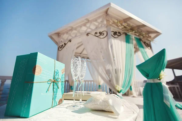 Bröllopsvalv i Tiffany färg på stranden. Ön. Havet. Ceremoni. Ett bord. Registrering. Champagneglasögonen. — Stockfoto