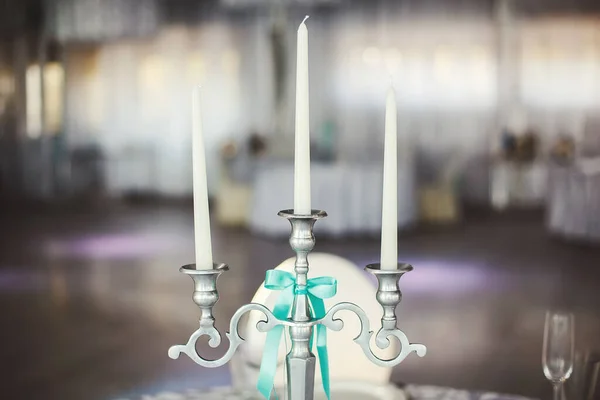 Banchetto di nozze nel ristorante, il colore Tiffany. Un tavolo. Sedia. Arco. Tenda. Tinsel . — Foto Stock