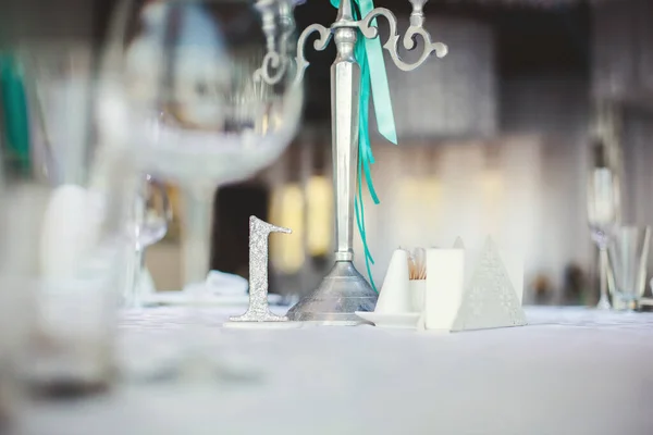 Esküvői bankett az étteremben, a Tiffany szín. Asztal. Szék. Íjász. Sátor. Tinsel. — Stock Fotó