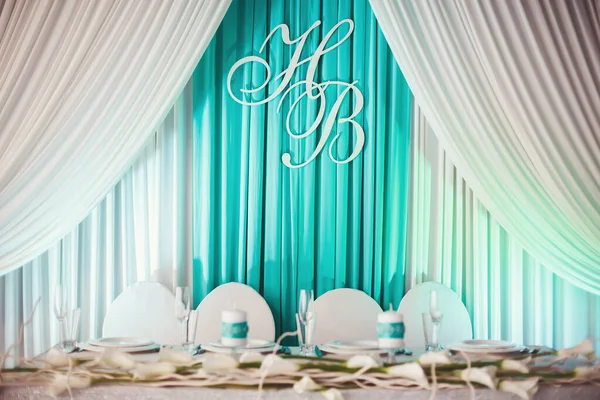 Bröllopsbankett i restaurangen. Ett bord. Stol. Båge. Tält. Fänkål. — Stockfoto