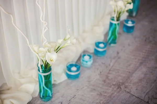 Banquete de bodas en el restaurante, el color Tiffany. Mesa. La silla. Arco. Carpa. Hojalata . — Foto de Stock