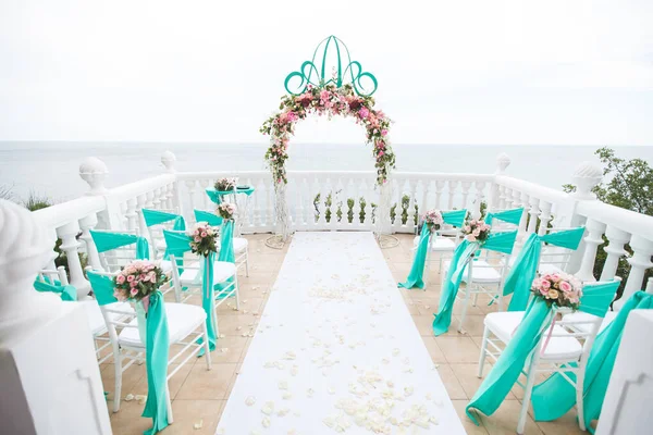 Bröllopsvalv i Tiffany-färgen. Havet. Havet. — Stockfoto