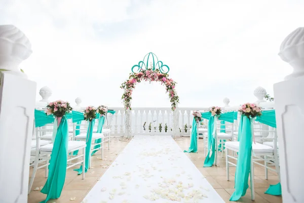 Hochzeitsbögen in der Farbe Tiffany. Meer. Der Ozean. — Stockfoto
