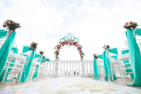 Wedding arches in the Tiffany color. Sea. The ocean. — Stock Photo, Image