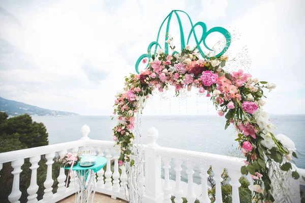 Bröllopsvalv i Tiffany-färgen. Havet. Havet. — Stockfoto