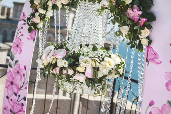 Arco de boda de color rosa con araña y flores . — Foto de Stock