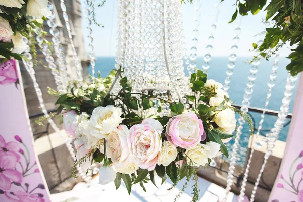 Bröllop båge rosa färg med kristallkrona och blommor. — Stockfoto
