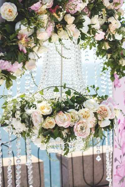 Arco de casamento cor-de-rosa com lustre e flores . — Fotografia de Stock