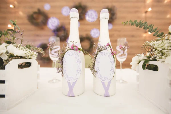 Gläser. Champagner. Hochzeitsempfang im weißen Zelt. — Stockfoto