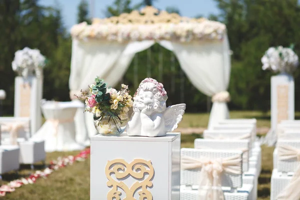 Tenda da sposa bianca per la cerimonia all'aperto. Arco. Sedie. La figura di un angelo in gesso . — Foto Stock