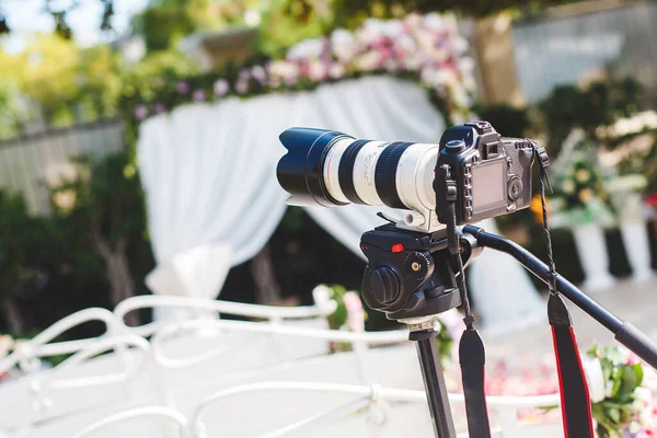 Düğünde fotoğrafçı ve kameramanın işi. Kamera ve lens..
