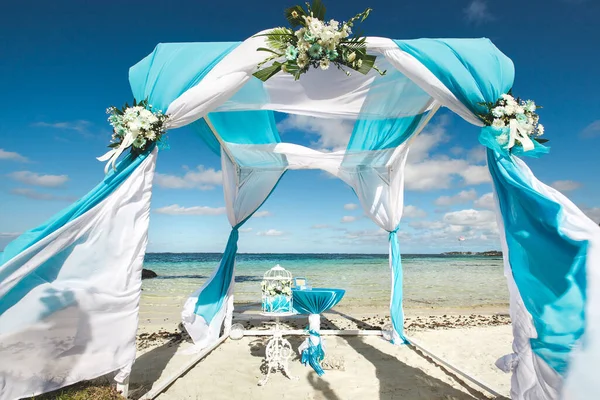 Beautiful white wedding arch for the ceremony on the ocean. — Stock Photo, Image