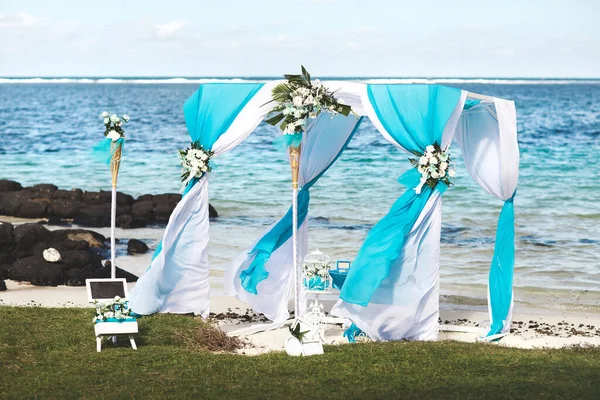 Vacker vit bröllopsbåge för ceremonin på havet. — Stockfoto