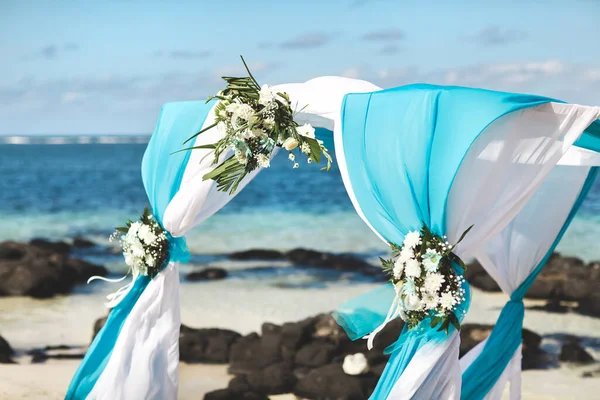 Vacker vit bröllopsbåge för ceremonin på havet. — Stockfoto