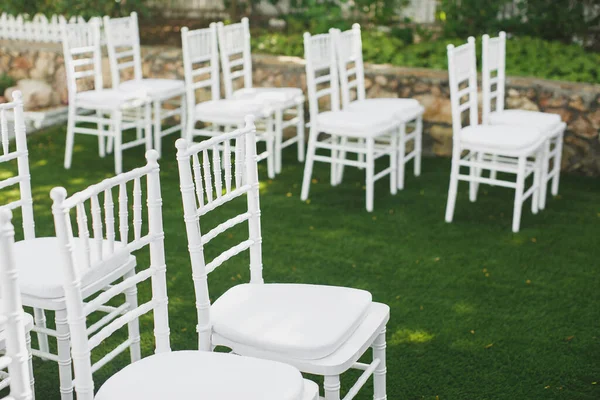 Hermosas sillas de boda blancas en la ceremonia en el Parque . — Foto de Stock