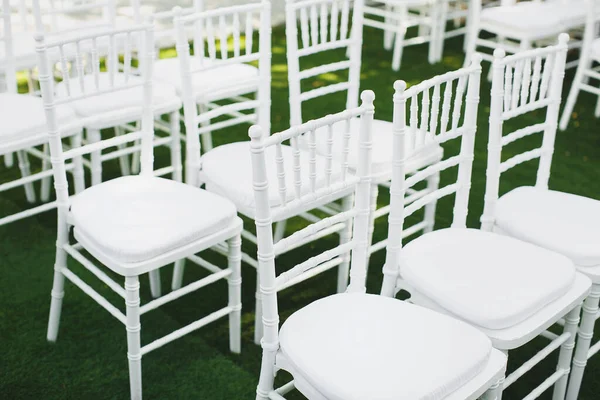 Bellissime sedie bianche per matrimoni alla cerimonia nel parco . — Foto Stock