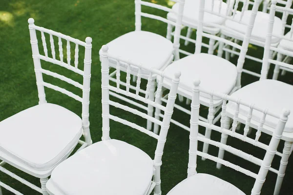 Belles chaises blanches de mariage lors de la cérémonie dans le parc . — Photo