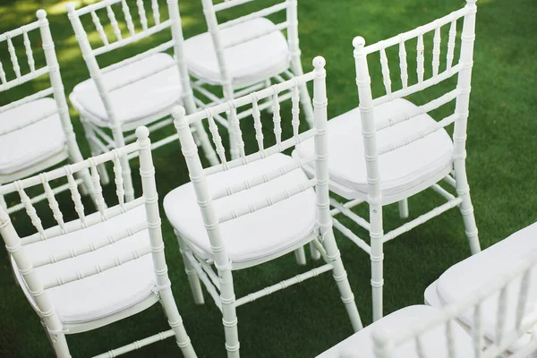 Belles chaises blanches de mariage lors de la cérémonie dans le parc . — Photo
