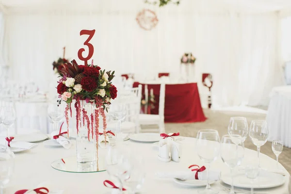 Schöner Bankettsaal unter einem Zelt für einen Hochzeitsempfang. — Stockfoto