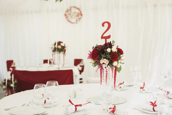 Schöner Bankettsaal unter einem Zelt für einen Hochzeitsempfang. — Stockfoto