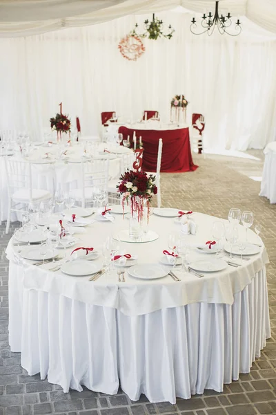 Belo salão de banquetes abaixo de uma tenda de uma recepção de casamento . — Fotografia de Stock