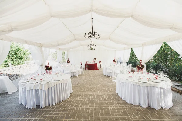 Schöner Bankettsaal unter einem Zelt für einen Hochzeitsempfang. — Stockfoto