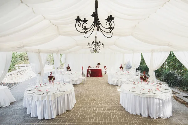 Schöner Bankettsaal unter einem Zelt für einen Hochzeitsempfang. — Stockfoto