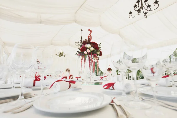 Belo salão de banquetes abaixo de uma tenda de uma recepção de casamento . — Fotografia de Stock