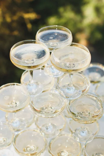 Hermosa colina con champán en el banquete para los recién casados . —  Fotos de Stock