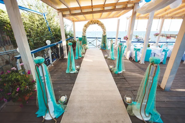 Bröllop på stranden. Vacker bröllopsbåge, dekorerad med blommor. Havet. Havet. — Stockfoto