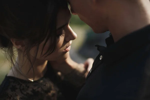 Woman and man in black clothes outdoors. Black wedding dress. — Stock Photo, Image