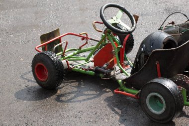 Karting - Kart pistinde kask takan sürücü.