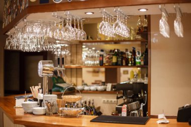 Bar tezgahı, misafirler için bir sürü temiz tabak. .