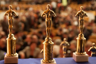 Seyircilerin arka planında Oscar 'lar.