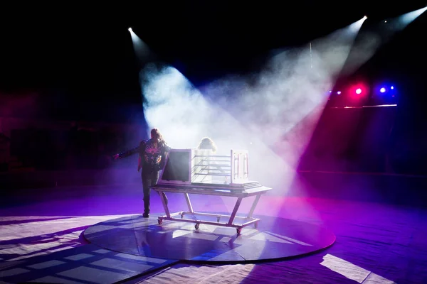Arenadaki sirkte sihirbazların gösterileri. — Stok fotoğraf
