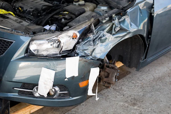 Daño de chapa metálica al coche azul. Accidente de tráfico . — Foto de Stock