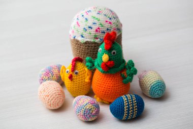 Örgü Paskalya yumurtaları ve sembolleri. El yapımı ögeler.