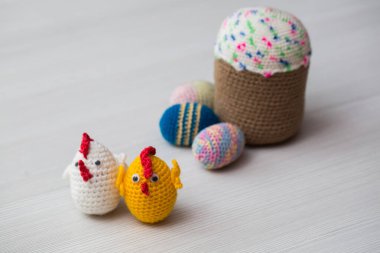 Örgü Paskalya yumurtaları ve sembolleri. El yapımı ögeler.