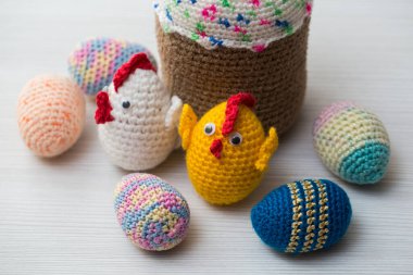Örgü Paskalya yumurtaları ve sembolleri. El yapımı ögeler.
